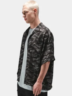CAMO RELAXED CAMP SHORT SLEEVE SHIRT