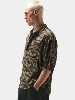 CAMO RELAXED CAMP SHORT SLEEVE SHIRT