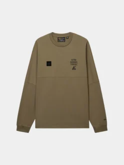 UNFRM LONG-SLEEVED GRAPHIC TEE