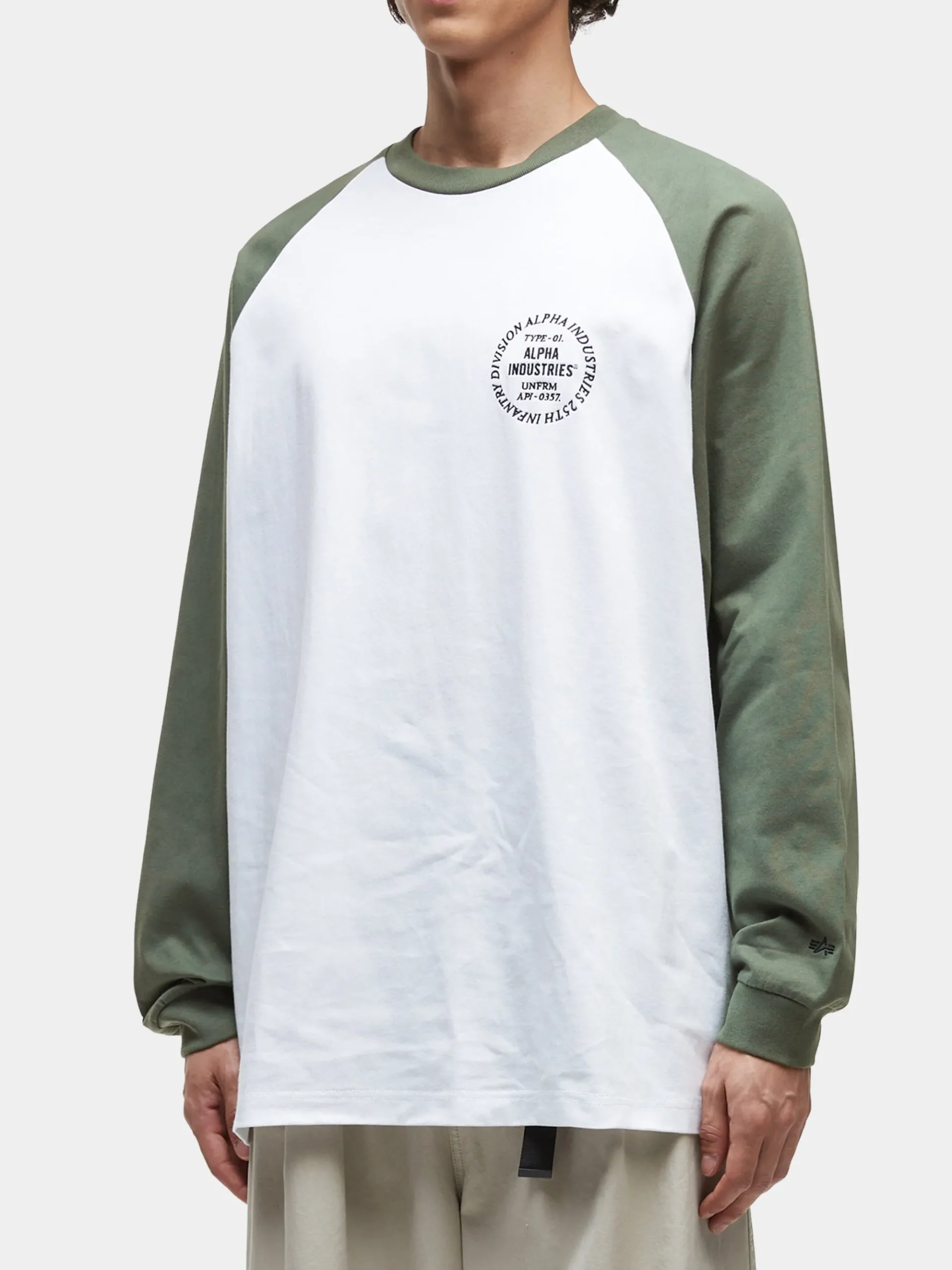 UNFRM LONG-SLEEVED RAGLAN T-SHIRT