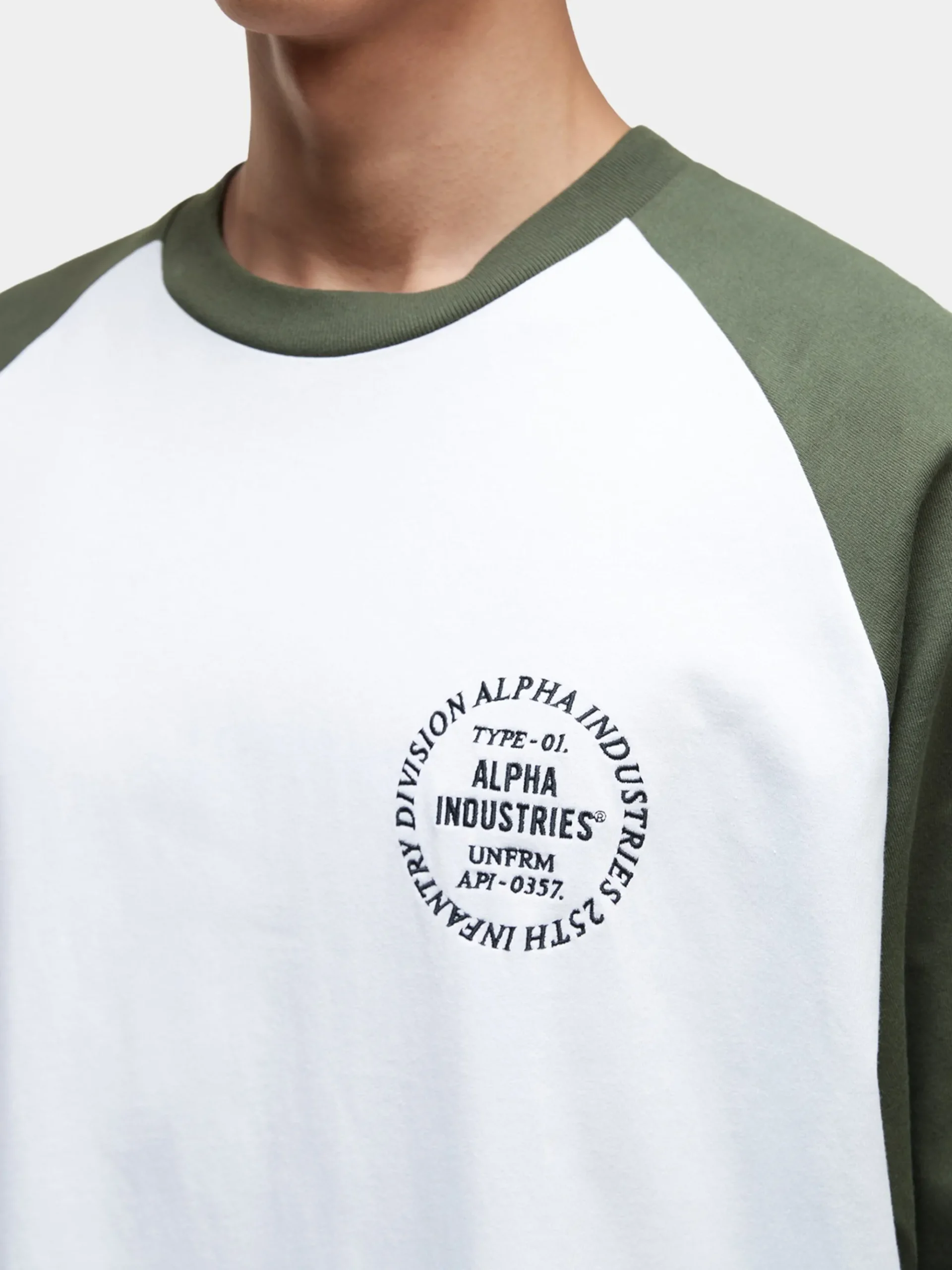 UNFRM LONG-SLEEVED RAGLAN T-SHIRT