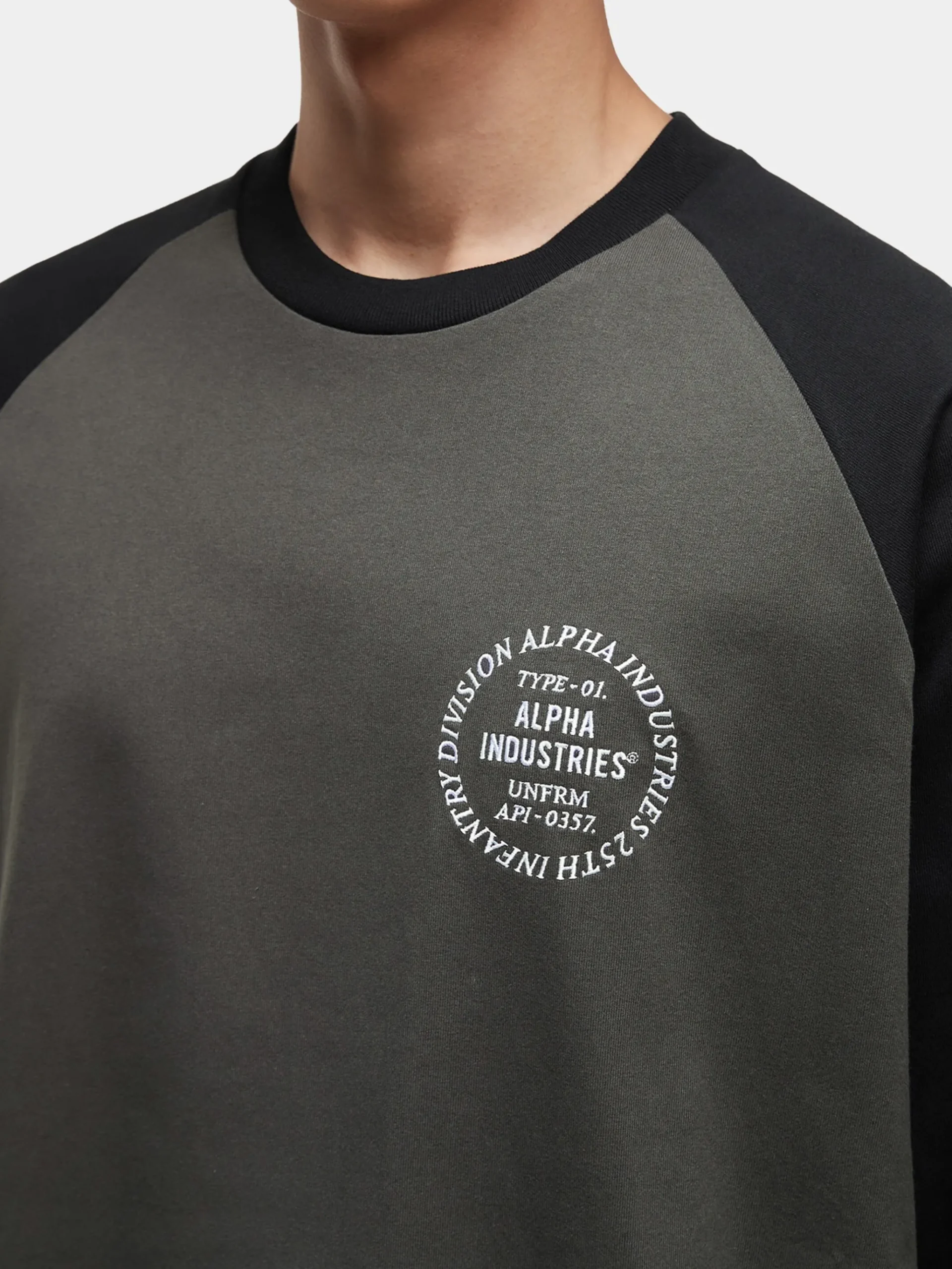 UNFRM LONG-SLEEVED RAGLAN T-SHIRT