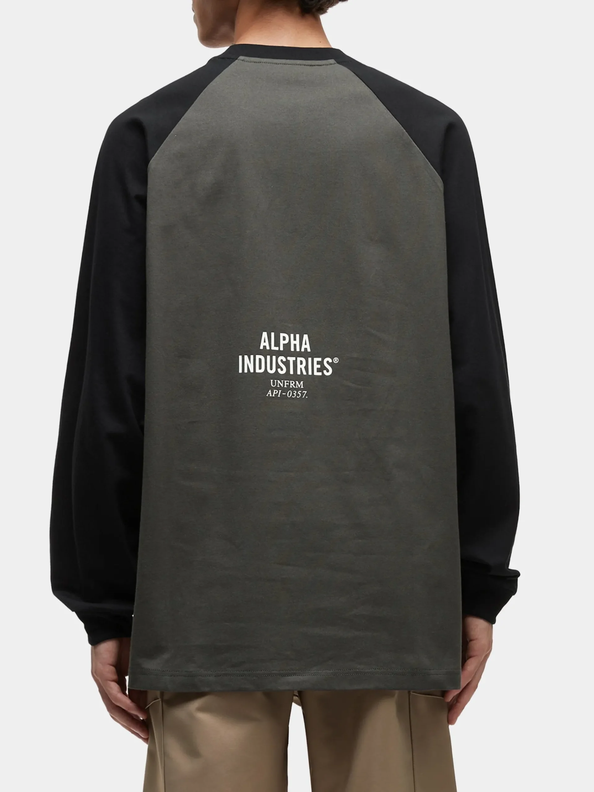 UNFRM LONG-SLEEVED RAGLAN T-SHIRT